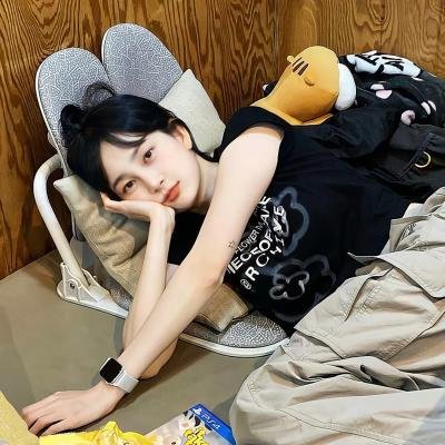 夜晚的水母不会游泳